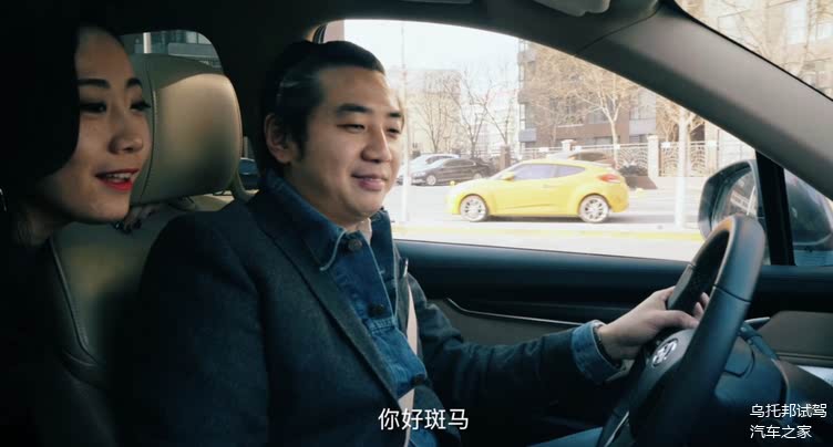 恬恬坐在后面叫斑马,斑马不理他